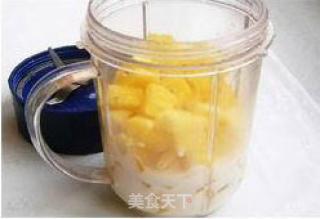 菠萝奶昔的做法步骤：2