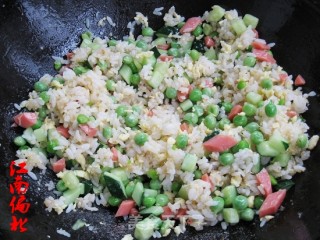蛋炒饭的做法步骤：2