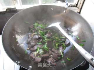 葱香鸭血的做法步骤：2