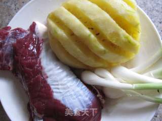 牛肉炒菠萝的做法步骤：2
