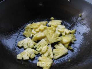 牛肉炒菠萝的做法步骤：2