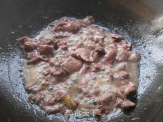 牛肉炒菠萝的做法步骤：2