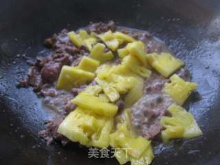 牛肉炒菠萝的做法步骤：2
