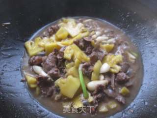 牛肉炒菠萝的做法步骤：2