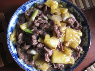 牛肉炒菠萝的做法步骤：2