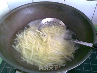 炝土豆丝绿豆芽的做法步骤：2