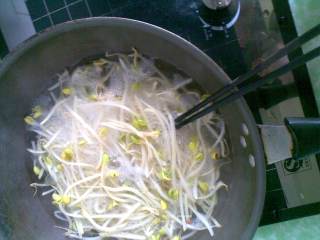 炝土豆丝绿豆芽的做法步骤：2