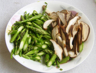 蒜蓉香菇芦笋的做法步骤：2
