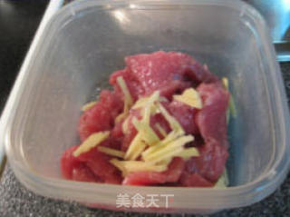 牛肉炒菠萝的做法步骤：3
