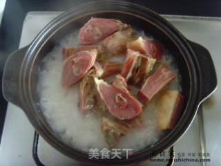 腊鸭腿煲仔饭的做法步骤：2
