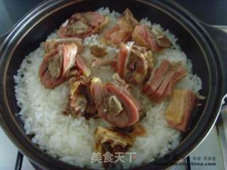 腊鸭腿煲仔饭的做法步骤：2