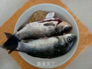 鲫鱼百合汤的做法步骤：2