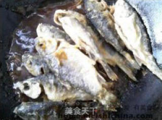 醋烹鲫鱼的做法步骤：2