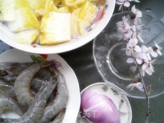 菠萝桃花虾的做法步骤：2