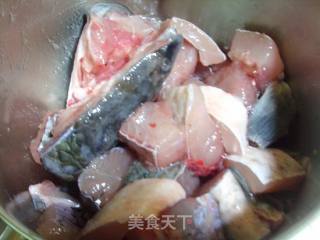啤酒鱼炖豆腐的做法步骤：2