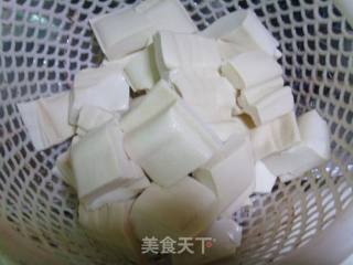 啤酒鱼炖豆腐的做法步骤：2