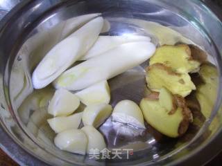 啤酒鱼炖豆腐的做法步骤：2