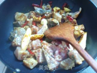 啤酒鱼炖豆腐的做法步骤：2
