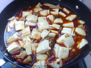 啤酒鱼炖豆腐的做法步骤：2