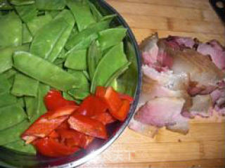 豌豆角炒腊肉的做法步骤：2