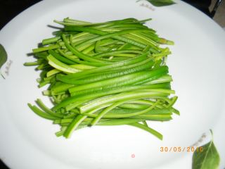 凉拌蒜苔丝的做法步骤：2