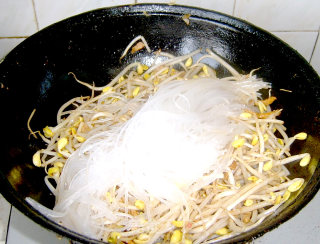 水晶粉炒豆芽的做法步骤：2
