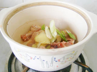 砂锅云吞鸡的做法步骤：2