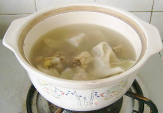 砂锅云吞鸡的做法步骤：2