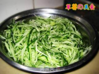 凉拌黄瓜金针菇的做法步骤：2