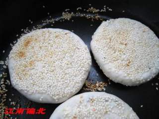 芝麻山楂馅饼的做法步骤：2