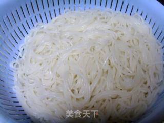 牛肉炒米粉的做法步骤：2