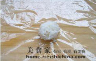 卡通肉松饭团的做法步骤：2