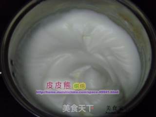 草莓戚风蛋糕卷的做法步骤：3