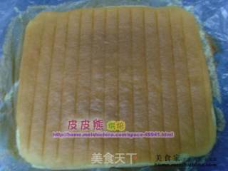 草莓戚风蛋糕卷的做法步骤：3