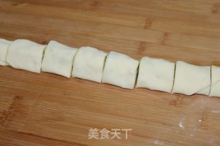 椒盐葱花卷的做法步骤：3