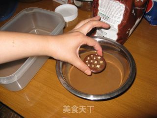 巧克力饼干蛋糕的做法步骤：2