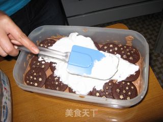 巧克力饼干蛋糕的做法步骤：2
