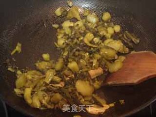 酸菜焖米鱼胶的做法步骤：2