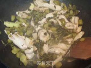 酸菜焖米鱼胶的做法步骤：2