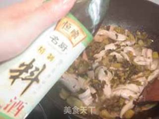 酸菜焖米鱼胶的做法步骤：2