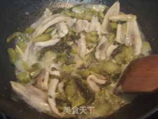 酸菜焖米鱼胶的做法步骤：2
