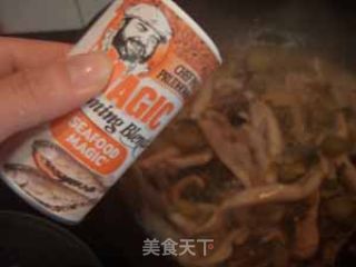 酸菜焖米鱼胶的做法步骤：2