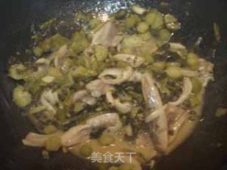 酸菜焖米鱼胶的做法步骤：2
