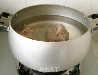 锅仔玉米牛腩的做法步骤：2