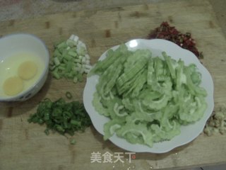 苦瓜炒鸡蛋的做法步骤：2