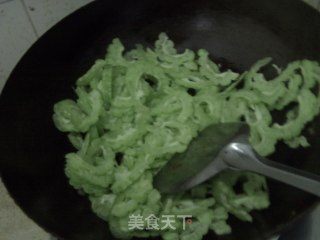 苦瓜炒鸡蛋的做法步骤：2