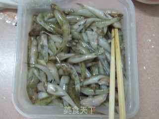 油炸小鱼仔的做法步骤：3