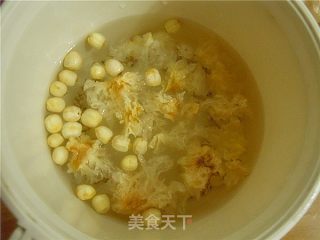 银耳莲子薏仁汤的做法步骤：5