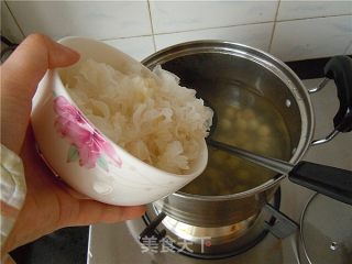 银耳莲子薏仁汤的做法步骤：5