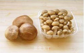 双菇乌鸡汤的做法步骤：2
